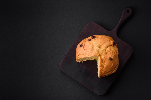 Paastaart of panettone met rozijnen en gekonfijte vruchten