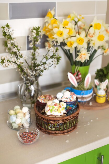 Paastaarten en versierde eieren met konijnenoren in huiselijke keuken Home lente decor