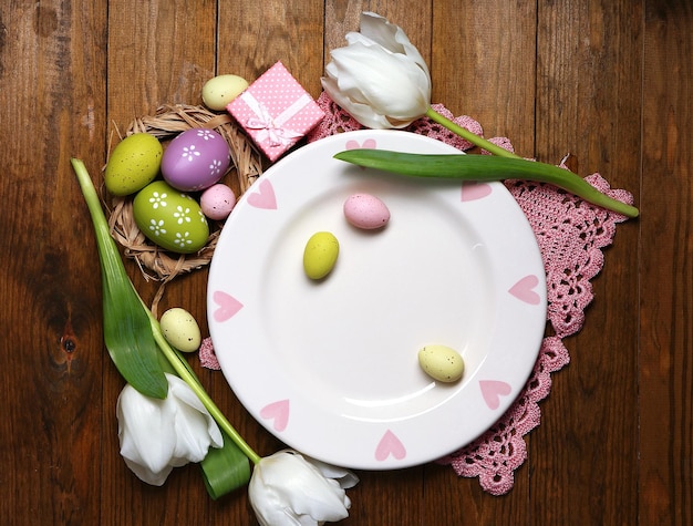 Foto paastafel met tulpen en eieren.