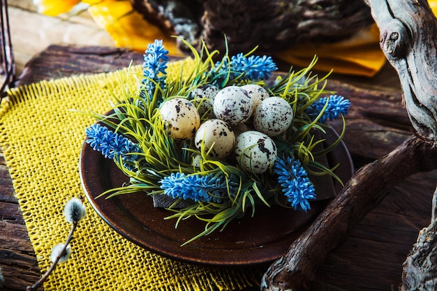 Paastafelsetting Verse eieren op bord Lentetafel
