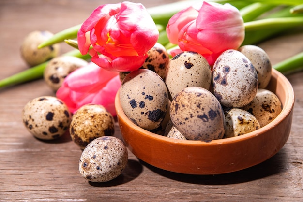 Paasvakantie achtergrond met bloemen en eieren