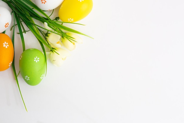 Paasvakantie achtergrond Paaseieren met bloemen Foto van hoge kwaliteit