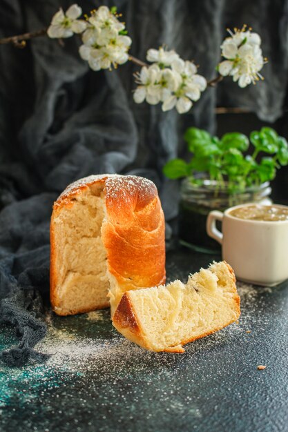 Paasvakantie cake gekleurde eieren feestelijke traditionele gebakken goederen zoete dessert traktatie