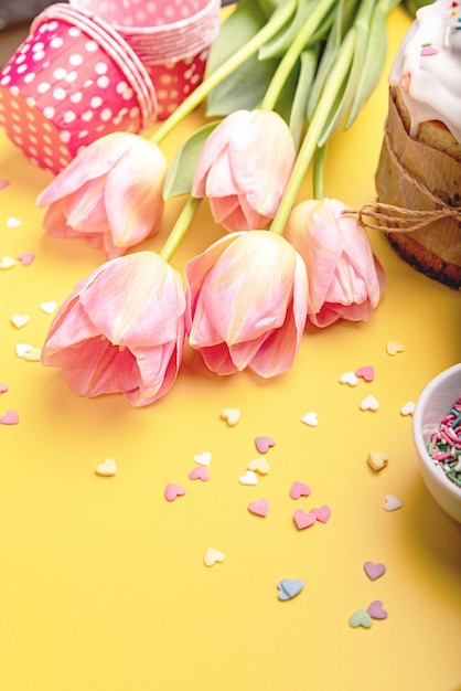 Paasvakantie creatieve achtergrond met Pasen cake, tulpen en decoraties bovenaanzicht plat leggen met kopie ruimte
