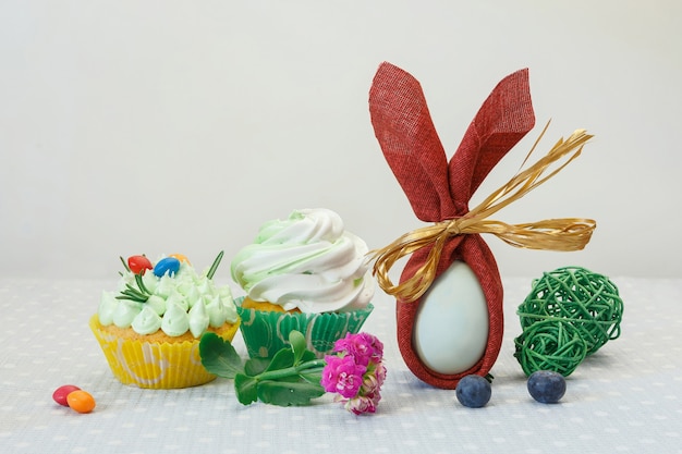 Paasvakantie desserttafel met cupcakes, eieren en snoep.