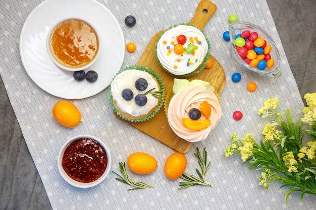 Paasvakantie desserttafel met cupcakes, jam en snoep.