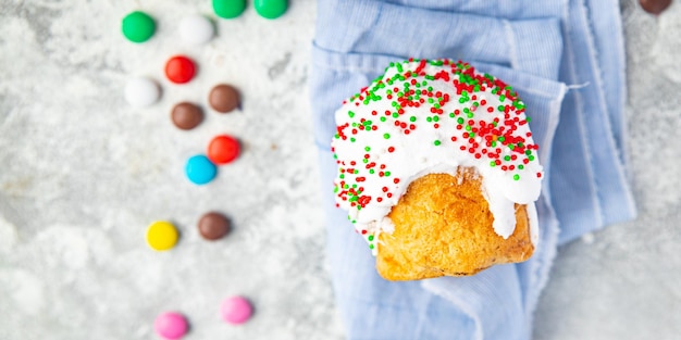 Paasvakantie kleurrijke snoepjes Paascake dragee zelfgemaakt gebak zoet dessert vakantie