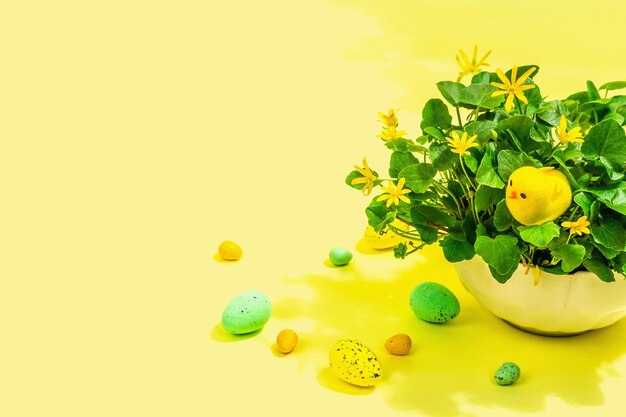 Paasvakantie samenstelling Verse bloemen in een pot eieren en thematisch decor