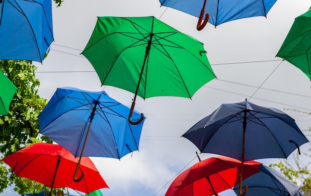 paasvakantie straatdecoratie concept kleurrijke paraplu's tegen de lucht stad hoofdstad decoratio