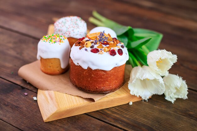 paasvakantie traktatie cake en kleurrijke eieren Christelijke feesttafel instelling