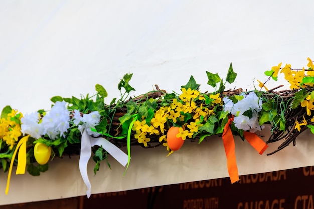 Paasversiering met paaseieren en bloemen op een huis