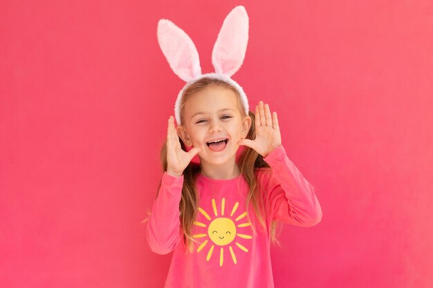 Foto paaswinkelen opgewonden emotie verrassing schattig kind meisje in konijn ooren konijn kostuum