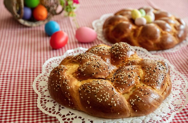 Paaszoet brood Grieks tsoureki brioche vlecht op tafel close-up view