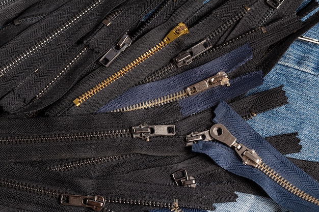 사진 푸른 나무 배경에 수제 바느질 재봉 leathercraft에 대한 슬라이더 패턴으로 검은 해군 금속 황동 골동품 지퍼 줄무늬를 많이 포장