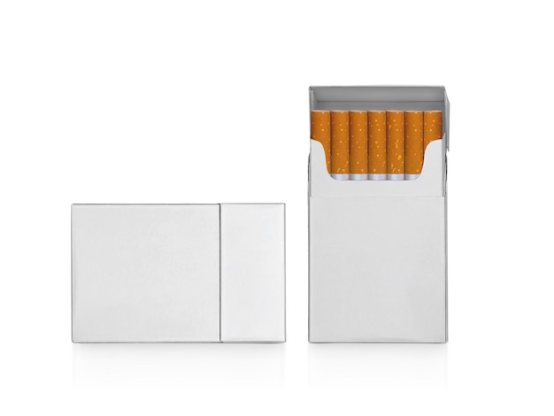Пачка сигарет, изолированные на белом фоне
