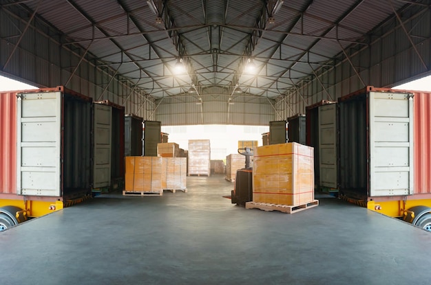 패키지 상자 컨테이너 트럭에 로딩 분배 창고 배송 화물 트럭 물류