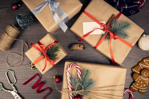 Упаковка рождественских или новогодних подарков Сочельник Концепция ожидания праздника Вид сверху