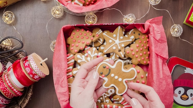 Foto confezionamento di biscotti di pan di zenzero fatti in casa tradizionali come regali alimentari.