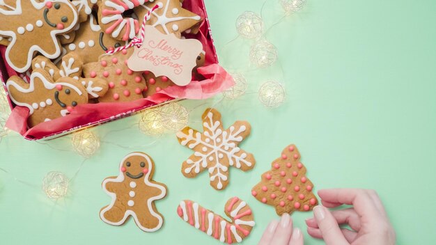 Confezionamento di biscotti di pan di zenzero fatti in casa tradizionali come regali alimentari.