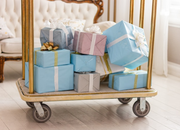 Scatole imballate con regali di natale su un carrello molti regali di capodanno