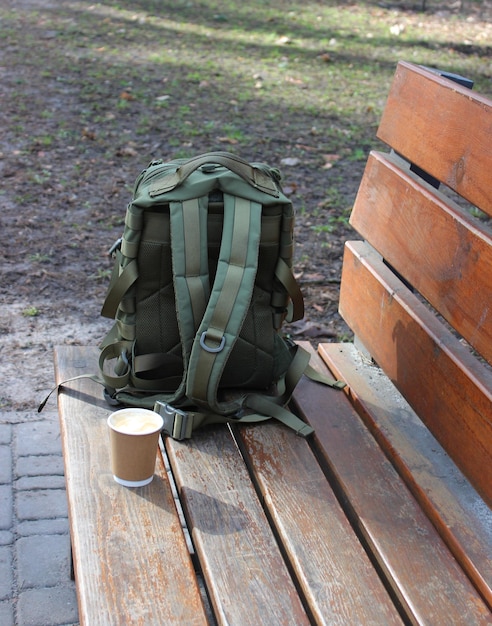 Foto uno zaino pieno per il viaggio e un cappuccino prima di un lungo viaggio