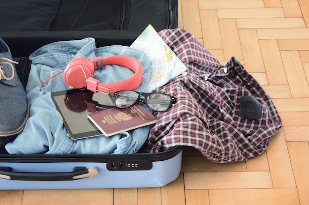 Photo packed suitcase of vacation items