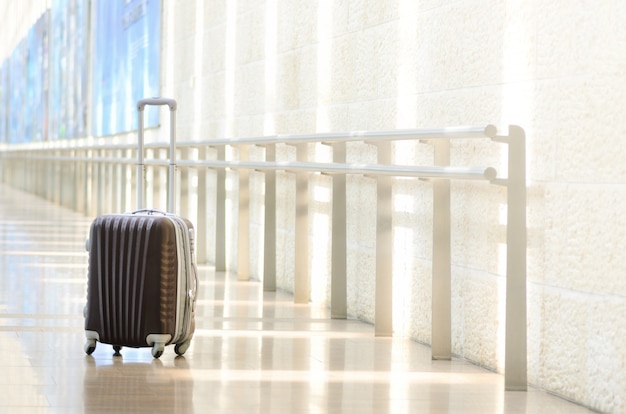 Valigia da viaggio imballata, aeroporto. vacanze estive e concetto di vacanza.