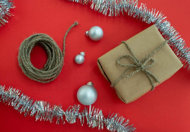 사진 크리스마스 선물 포장 선물 줄 크리스마스 공과 빨간 바탕에 tinsel