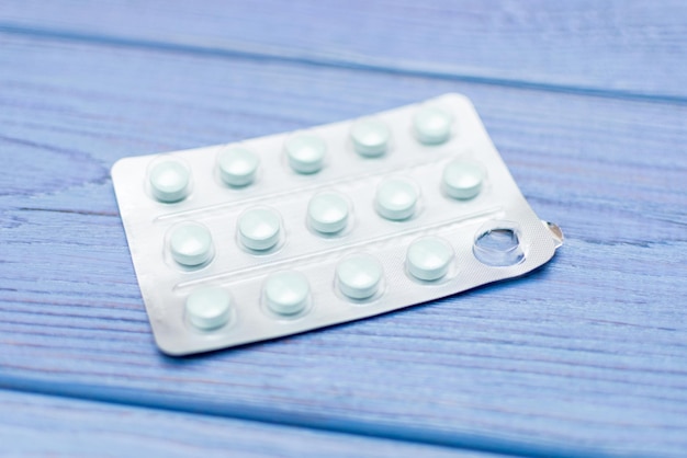 Упаковка таблеток на синем фоне