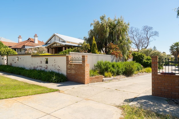 Pad in tuin met traditionele huizen op de achtergrond Perth West-Australië