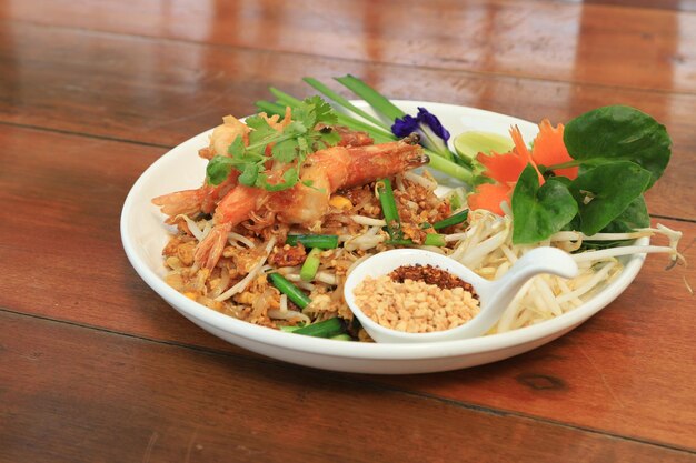 Pad Thai 아시아 튀긴 국수 쉬림프 태국 restruant에서 좋은 거리 음식.