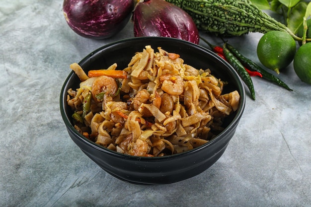 Foto noodle pad thai con uova e gamberetti