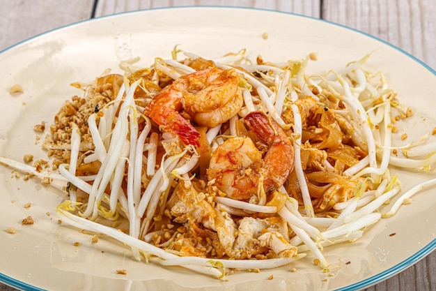 Foto noodle pad thai con gamberetti