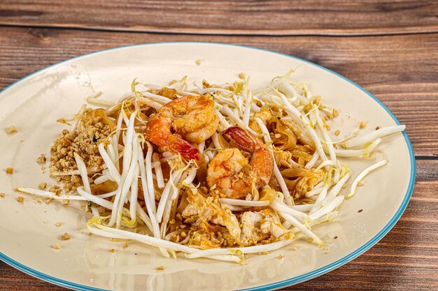 Pad thai noodle with shrimps