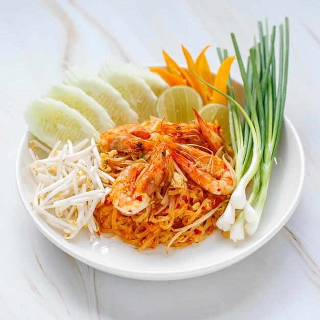 Pad thai pud noodle saltati in padella thailandesi con gamberi serviti con germogli di fagioli mung cetriolo lime peperoncino e cipollotto cibo di strada famoso tailandese cibo di strada popolare in thailandia