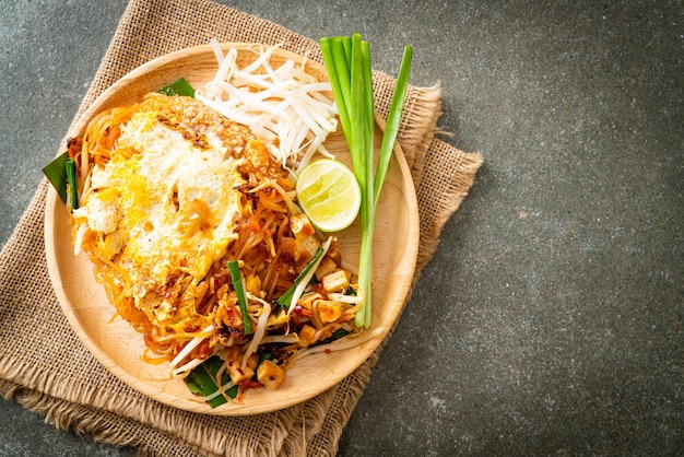 Pad Thai - roergebakken noedels in Thaise stijl met ei - Asian food style