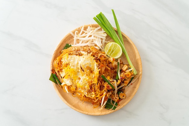 Pad Thai roergebakken noedels in Thaise stijl met ei