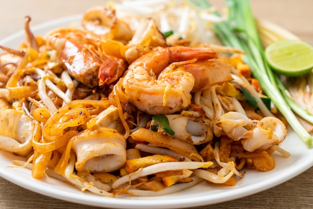 Pad Thai Seafood - Roergebakken noedels met garnalen, inktvis of octopus en tofu in Thaise stijl