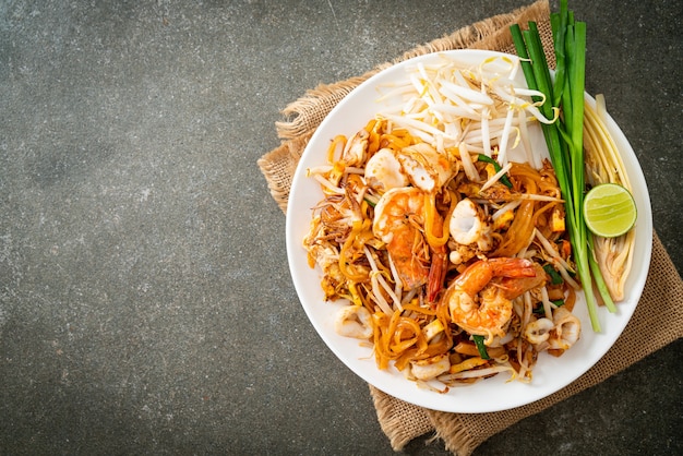 Foto pad thai seafood - roergebakken noedels met garnalen, inktvis of octopus en tofu in thaise stijl
