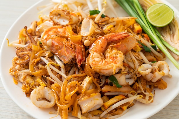 Pad thai seafood - roergebakken noedels met garnalen, inktvis of octopus en tofu in thaise stijl