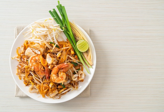 Пад Тай Морепродукты Жареная лапша с креветками, кальмарами или осьминогами и тофу