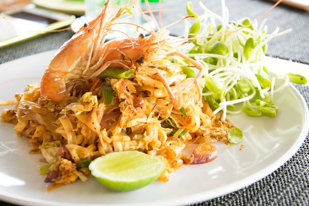 패드 타이 새우는 국수 음식 태국 스타일입니다.