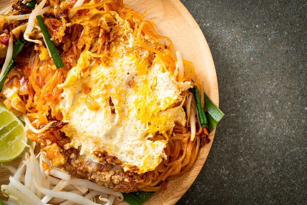 팟타이 - 태국 스타일의 볶음 국수 계란 - 아시아 음식 스타일