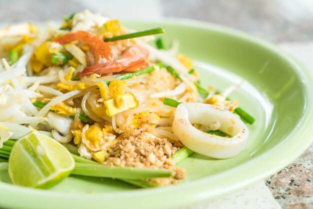 Pad thai, tagliatelle saltate in padella in stile thailandese