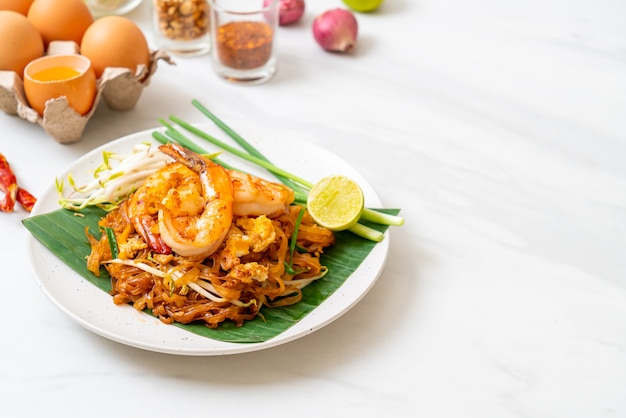 Pad thai - spaghetti di riso saltati in padella con gamberetti - stile tailandese