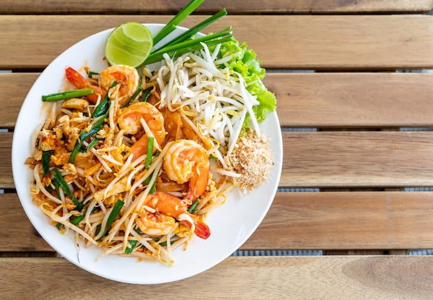 pad thai (stir-fried rice noodles with shrimps)