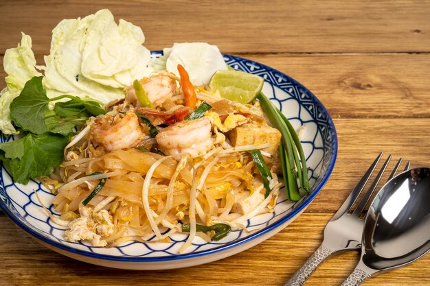 새우를 곁들인 팟타이 볶음 쌀국수 태국 음식 스타일