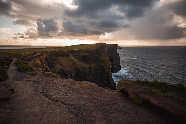 Pad van Cliffs of Moher met cloudscape