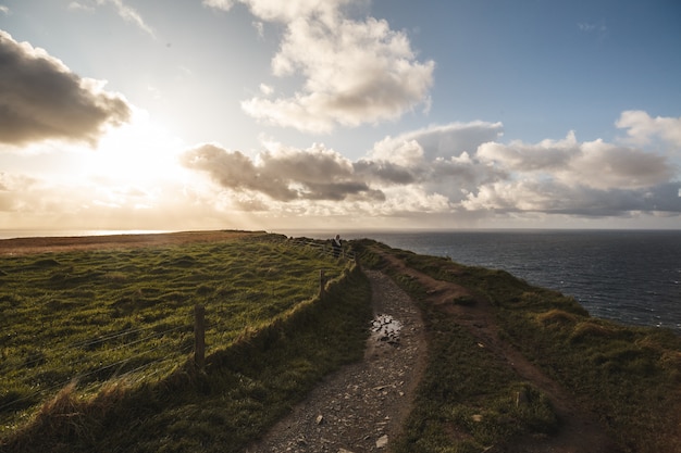 Foto pad van cliffs of moher met cloudscape