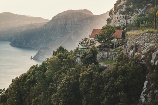 Pad van de god genaamd Sentiero Degli Dei aan de kust van Amalfi. Italië